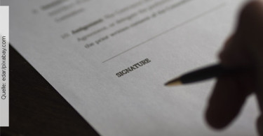 Unterzeichnung des Arbeitsvertrags, Quelle: edar/pixabay.com