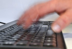 Finger-auf-Tastatur_Andreas-Hermsdorf_pixelio