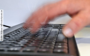 Finger-auf-Tastatur_Andreas-Hermsdorf_pixelio