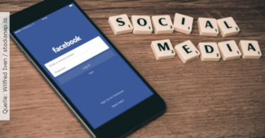 Social-Media-Check_Smartphone-facebook