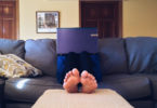 Work-life-blending_Laptop-auf-couch