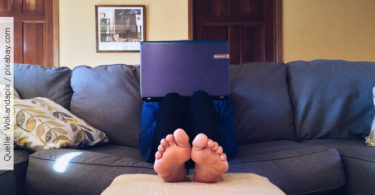 Work-life-blending_Laptop-auf-couch