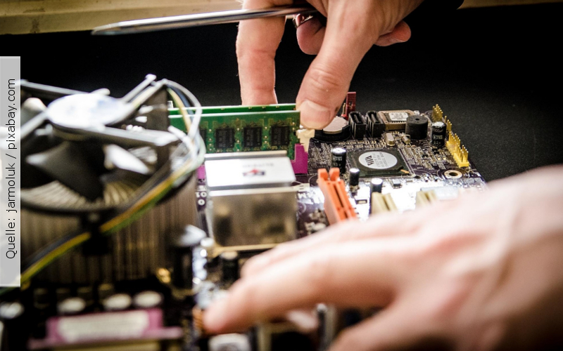 technischeAusbildungsberufe_MannbeiPCReparatur