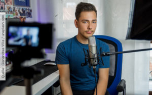 Influencer Recruiting_Mann vor Kamera