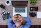 Innere Kündigung_gestresster Mitarbeiter und Laptop