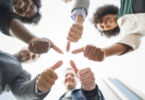 Diversity Management_Menschen im Kreis und halten Daumen hoch