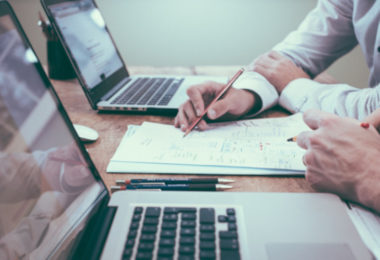 Probearbeit - Laptops und Notizen