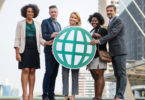internationale Fachkräfte - internationales Team hält Welt