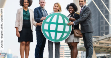 internationale Fachkräfte - internationales Team hält Welt